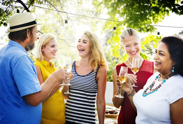 Skupina lidí na piknik — Stock fotografie