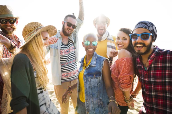 arkadaşlar Kumsal Partisi dışarı asılı