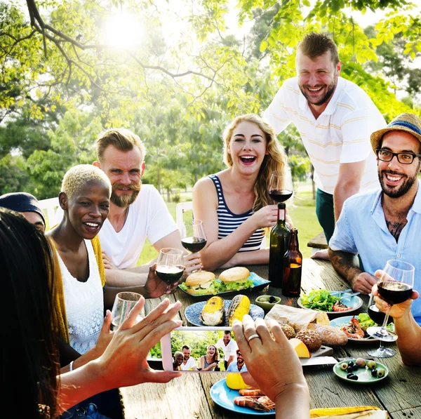 Amigos Jantar ao ar livre — Fotografia de Stock