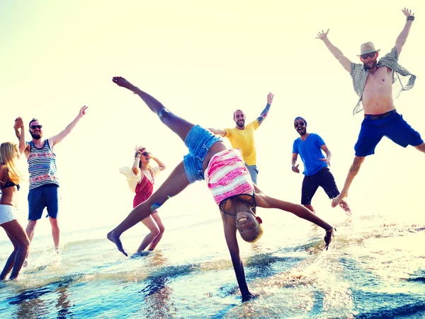 Amigos felizes se divertindo na praia — Fotografia de Stock