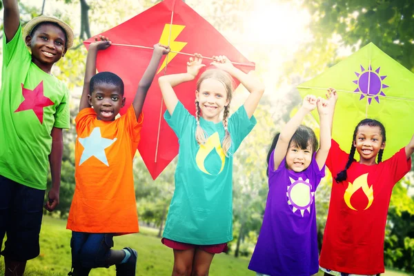 Vliegende vliegers spelende kinderen — Stockfoto