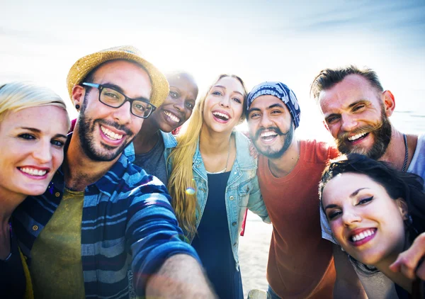 Amigos felizes se divertindo na praia — Fotografia de Stock