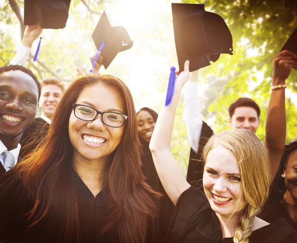 Estudiantes celebrando el concepto de graduación — Foto de Stock