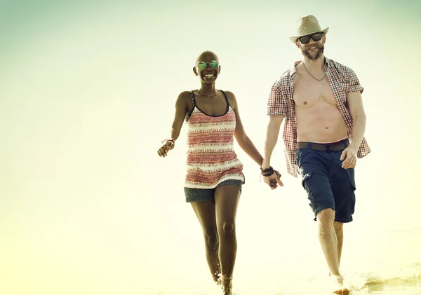 Doce casal apaixonado na praia — Fotografia de Stock