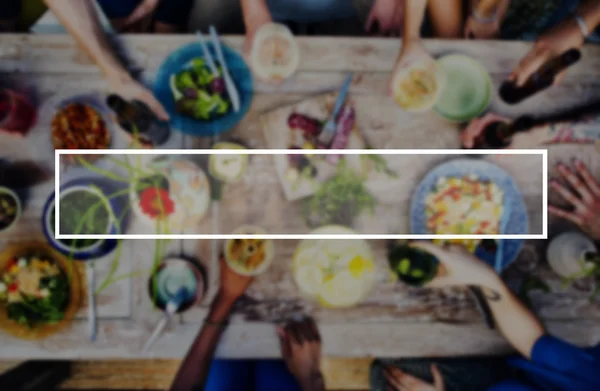 Comida e bebida na mesa — Fotografia de Stock