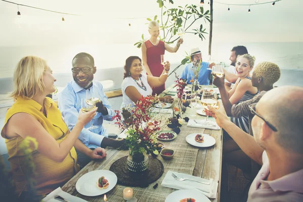 Groep mensen op picknick — Stockfoto