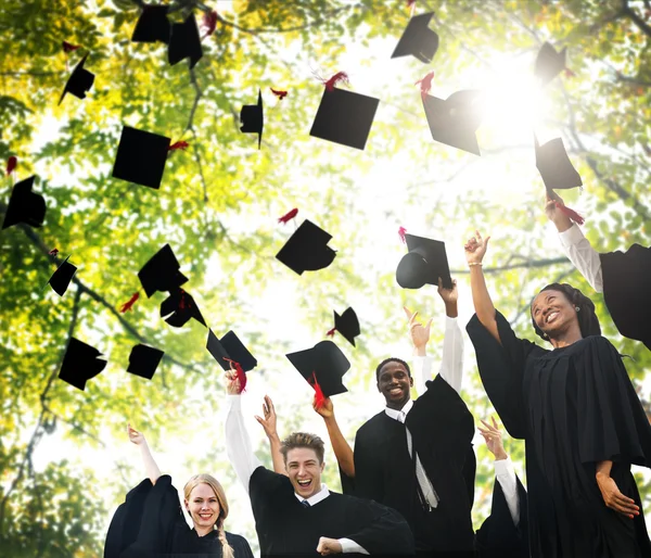 Estudantes celebrando o conceito de graduação — Fotografia de Stock