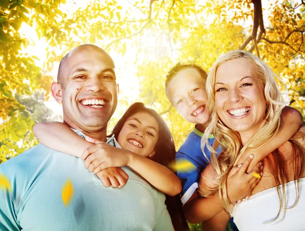 Família brincando ao ar livre — Fotografia de Stock