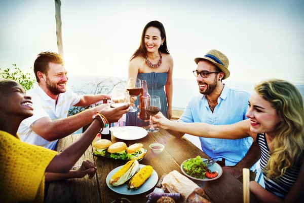 Amigos comemorando na praia — Fotografia de Stock