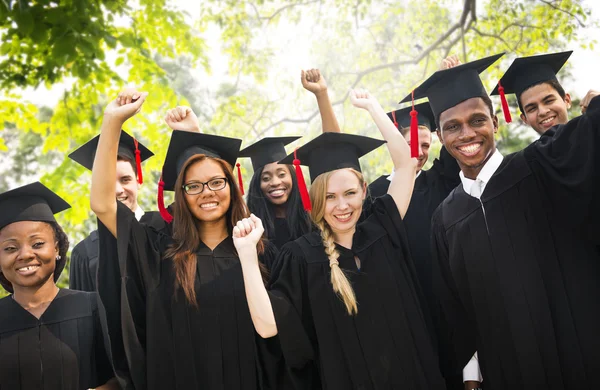 Diversity-Studenten feiern Abi-Konzept — Stockfoto