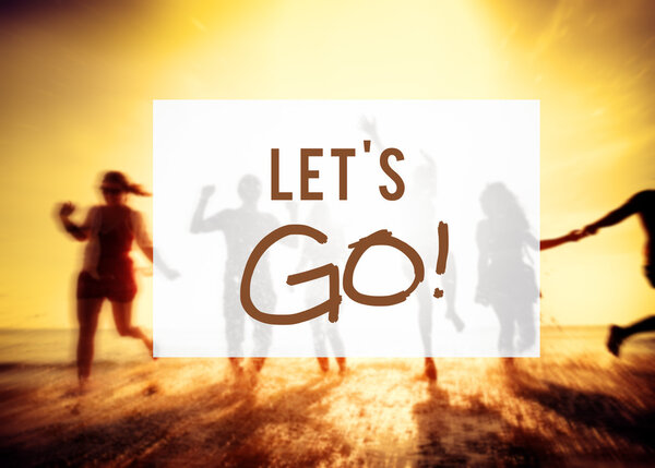 счастливые друзья, веселящиеся на пляже