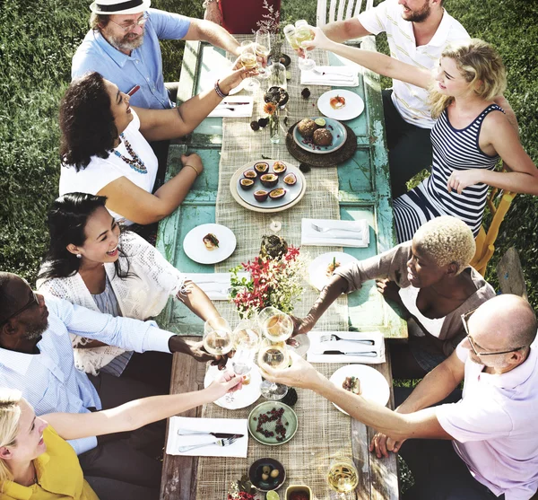 Groupe de personnes sur pique-nique — Photo