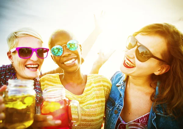 Teenager-Freunde bei Beachparty-Konzept — Stockfoto
