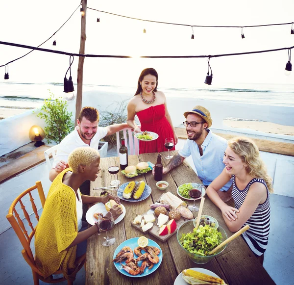 屋外での昼食会を持つ人々 — ストック写真