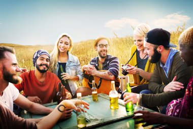 Dışarı asılı açık havada partide arkadaşlar