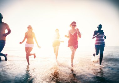 Mutlu arkadaşlar sahilde eğleniyor.