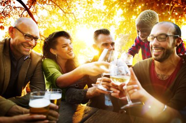 Dışarı asılı açık havada partide arkadaşlar