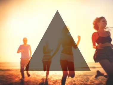 Mutlu arkadaşlar sahilde eğleniyor.