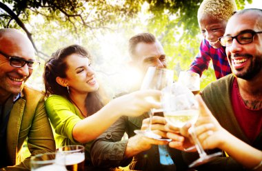 Dışarı asılı açık havada partide arkadaşlar