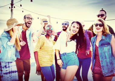 Plaj partisi konsepti de gençler arkadaşlar