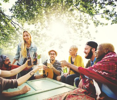 Dışarı asılı açık havada partide arkadaşlar