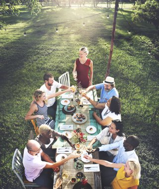 Grup insanlar üzerinde piknik