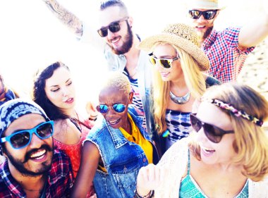 arkadaşlar Kumsal Partisi dışarı asılı