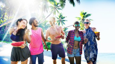 neşeli arkadaşlar Kumsal Partisi dışarı asılı