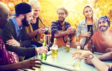 Dışarı asılı açık havada partide arkadaşlar