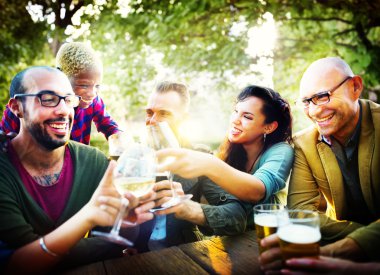 Dışarı asılı açık havada partide arkadaşlar