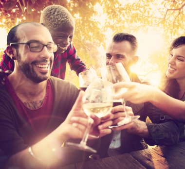 Dışarı asılı açık havada partide arkadaşlar