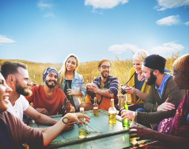 Dışarı asılı açık havada partide arkadaşlar