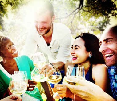 Dışarı asılı açık havada partide arkadaşlar