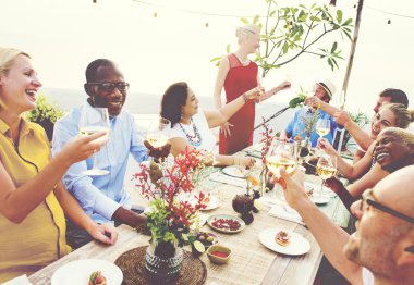 Grup insanlar üzerinde piknik