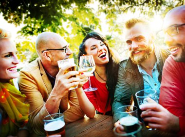 Dışarı asılı açık havada partide çeşitli neşeli arkadaşları