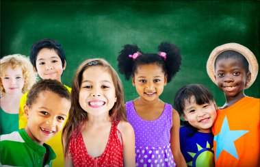 Gülümseyen şirin farklı çocuklar