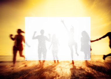 Mutlu arkadaşlar sahilde eğleniyor.