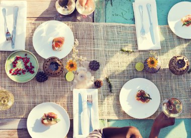 lezzetli yemekleri masasi