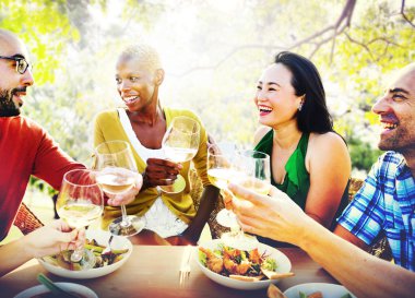 Dışarı asılı açık havada partide arkadaşlar