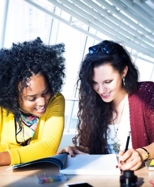 iş kadınları ofiste beyin fırtınası