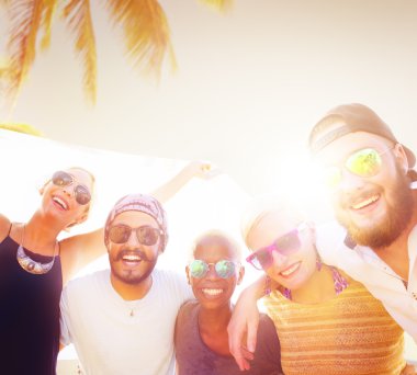 arkadaşlar Kumsal Partisi dışarı asılı