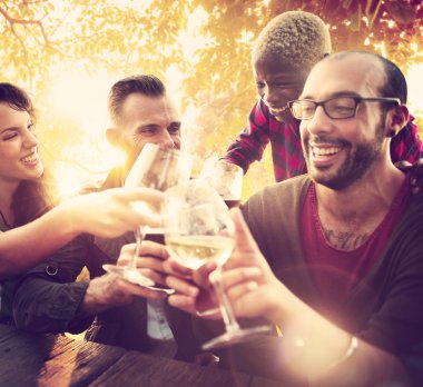 Dışarı asılı açık havada partide arkadaşlar