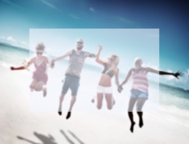 mutlu arkadaş sahilde atlama