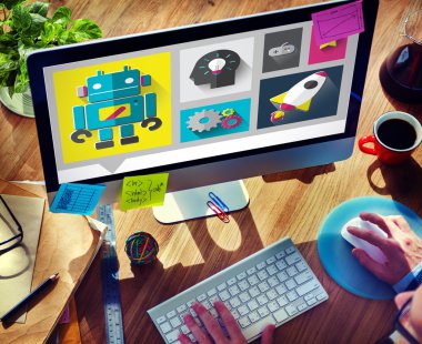 Bilgisayar ve yenilik kavramı kullanan adam