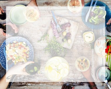 Yiyecek ve içecek masada