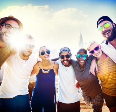 arkadaşlar birlikte ayakta açık havada güneş gözlüğü