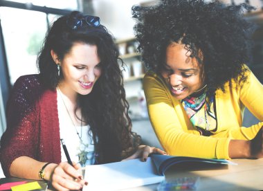 iş kadınları ofiste beyin fırtınası