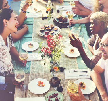 Grup insanlar üzerinde piknik