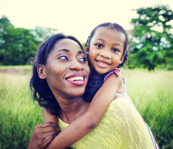 Bella madre e figlia nel parco — Foto Stock