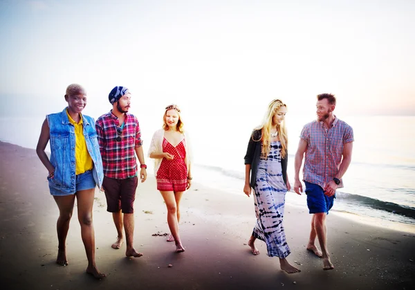 Gelukkig vrienden hebben plezier op het strand — Stockfoto